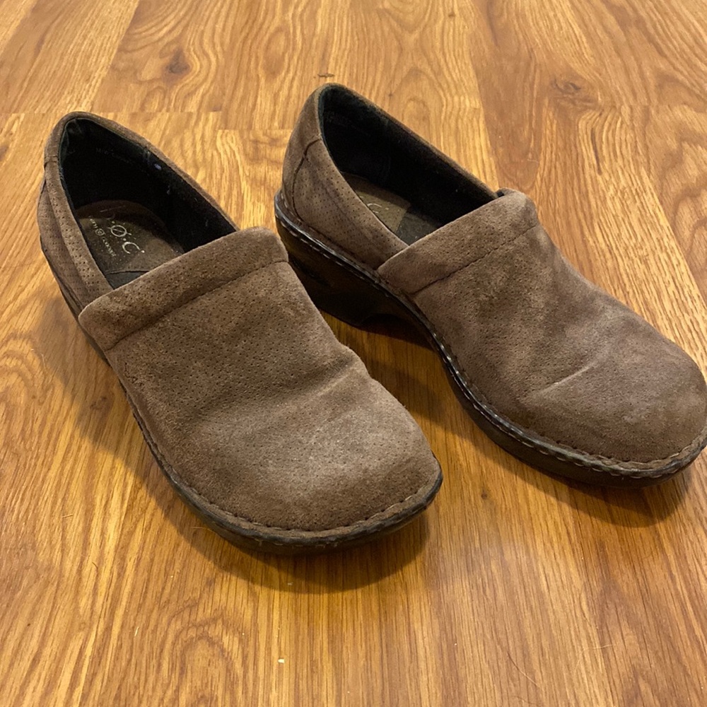 b.o.c. brown suede clogs